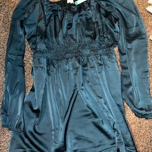 Brand new with tags satin Hunter green off the shoulder dress 2XL